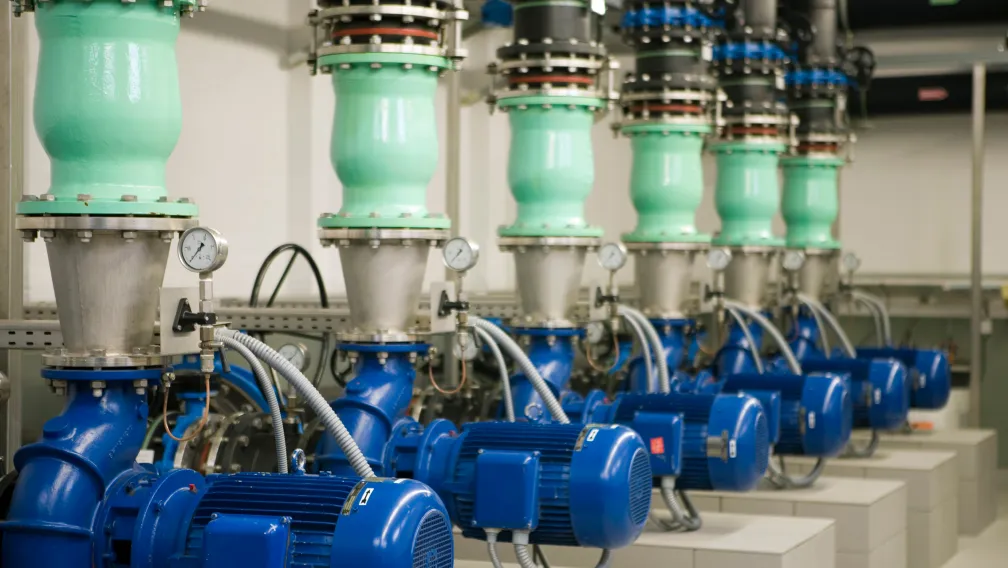 Stainless Steel vs Fluoroplastic Lined Pumps: Wetted Material Selection